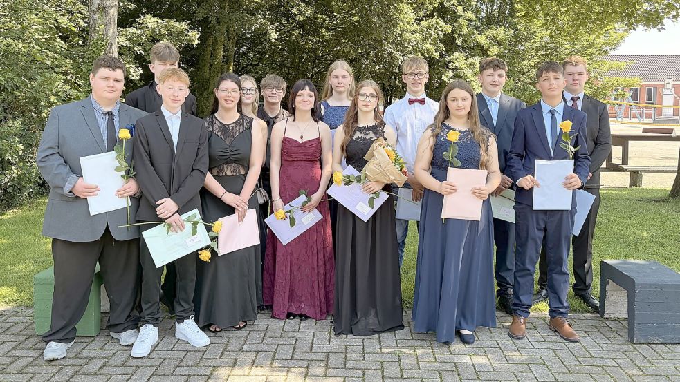 Die Klasse 9b freut sich über ihre Abschlusszeugnisse. Foto: Oberschule Bunde