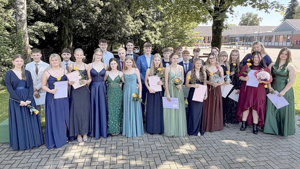 Schick in Schale präsentieren sich die Schülerinnen und Schüler der Klasse 10a auf der Abschlussfeier an der Oberschule Bunde. Foto: Oberschule Bunde