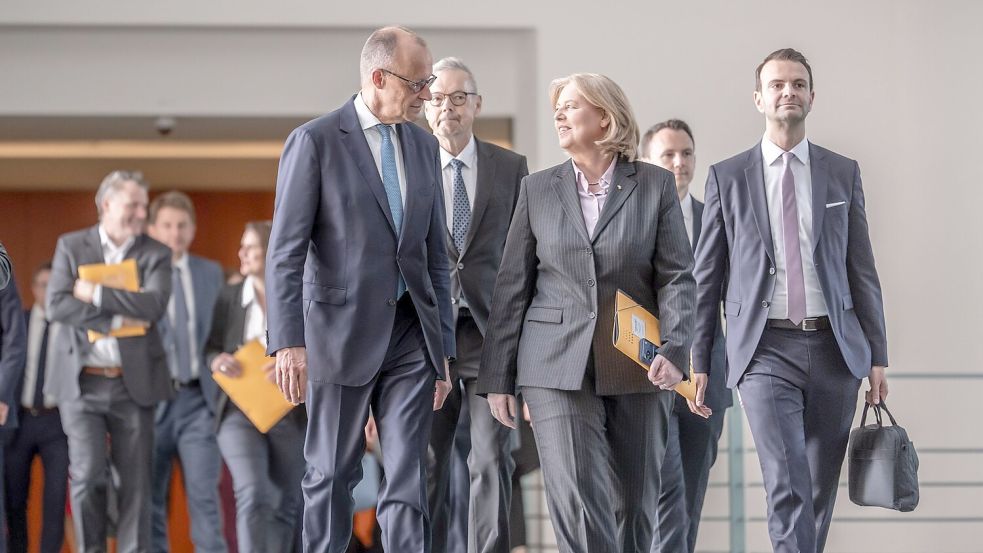 Bundeskanzler Friedrich Merz (CDU) und Sozialministerin Bärbel Bas (SPD) haben viel Lob für die Vorschläge der Rentenkommission. Foto: Michael Kappeler/dpa
