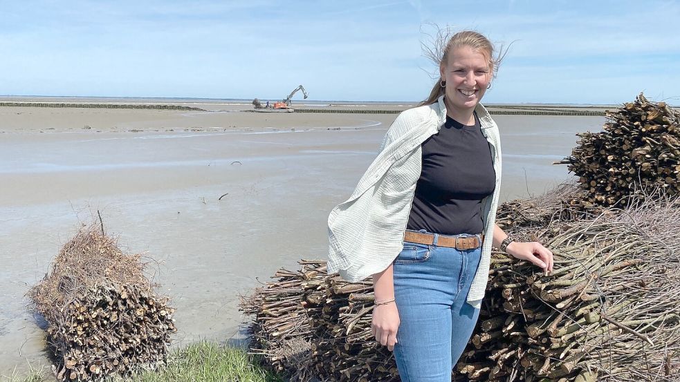 Carina de Vries an einer ihrer Baustellen, hier am Strand westlich von Bensersiel. Foto: Imke Oltmanns