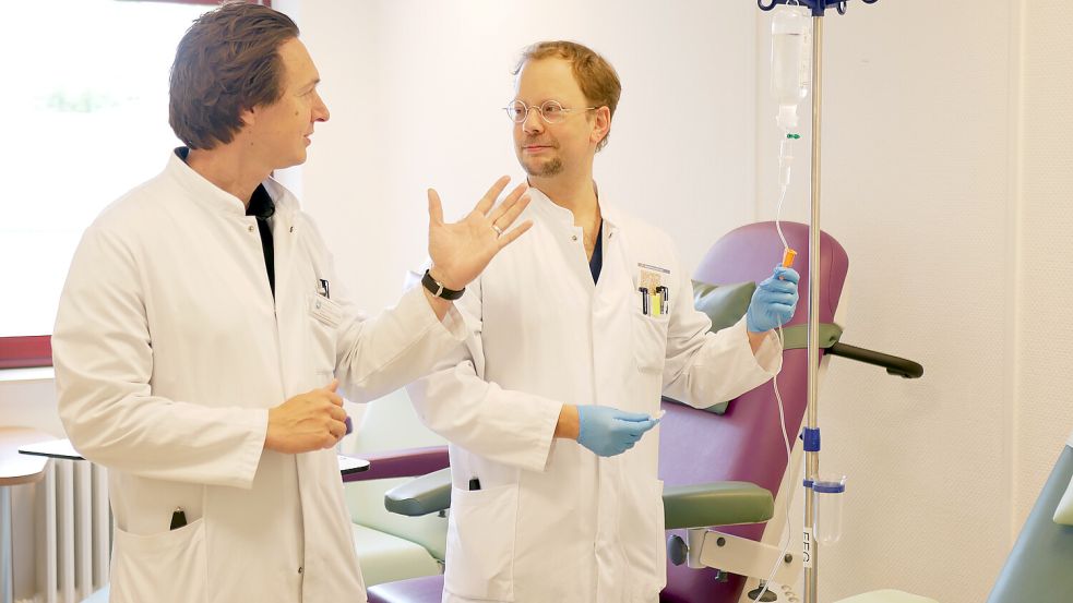 Chefarzt Prof. Dr. Thorsten R. Döppner (links) und Leitender Oberarzt Dr. Lars-Peder Pallesen haben die neu­artige Antikörpertherapie als Behandlungsoption im Klinikum Emden etabliert. Foto: Trägergesellschaft