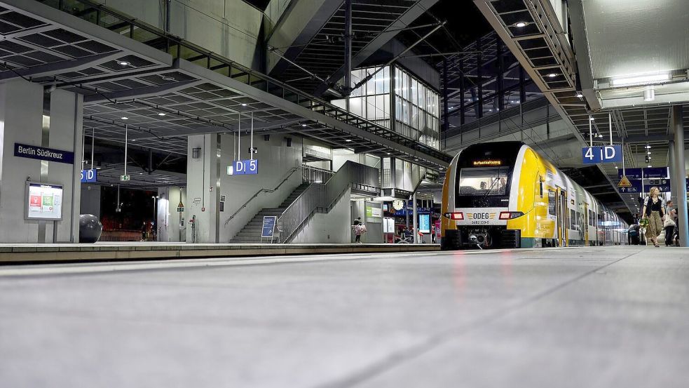 Fahrgäste saßen an den Bahnhöfen fest. Foto: Michael Ukas