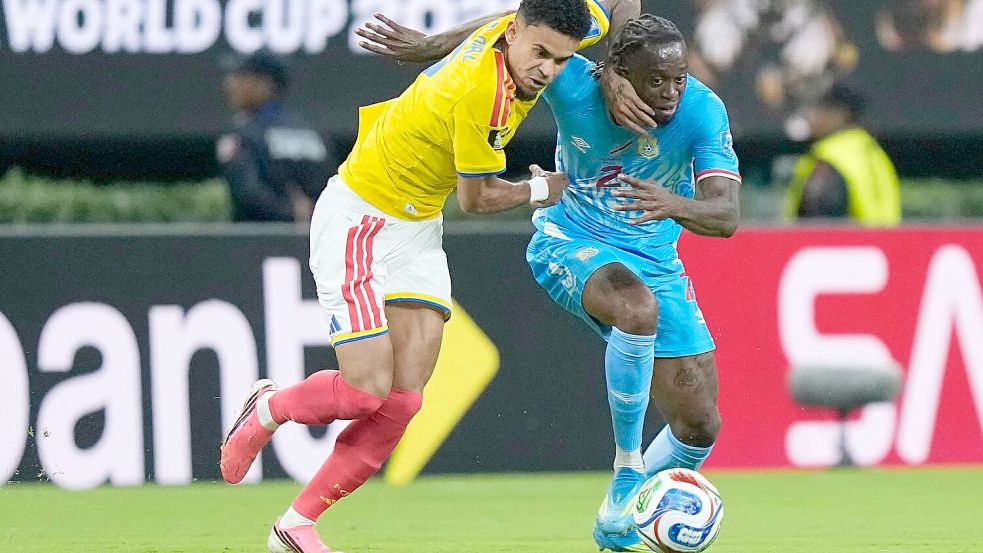 Bayern-Profi Díaz (links) traf zwar nicht selbst, jubelte aber über den Sieg Kolumbiens bei der WM. Foto: Fernando Llano