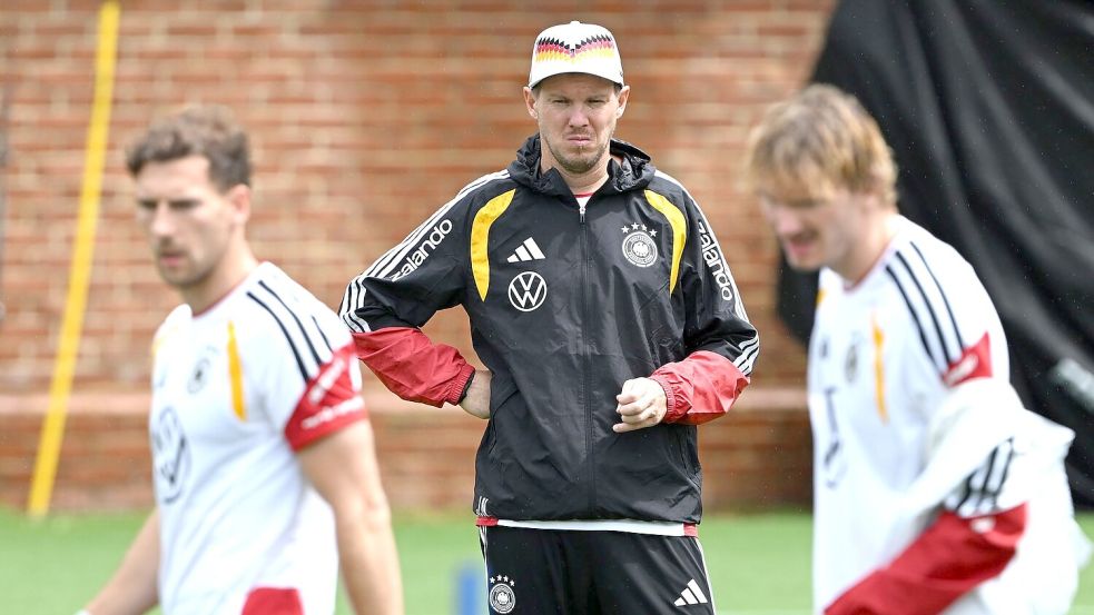 Bundestrainer Nagelsmann schaut im Training bei Woltemade (r.) und Goretzka (l.) ganz genau hin. Foto: Federico Gambarini/dpa