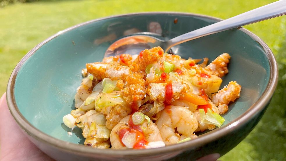 Mit Garnelen, Sriracha-Sauce und Crunch schmeckt die Bowl auch dem nörgeligen Teenager. Foto: Carmen Leonhard