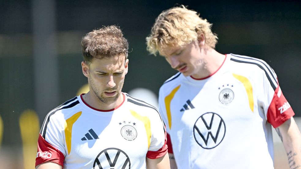 Ihr Turnier ist es noch nicht: Null-Minuten-Stürmer Nick Woltemade (r) und 25-Minuten-Mann Leon Goretzka hoffen auf Einsatzzeiten gegen Ecuador. Foto: Federico Gambarini/dpa