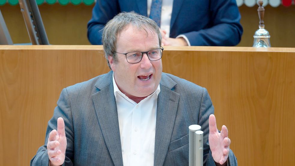 Minister Oliver Krischer übt deutliche Kritik an der Deutschen Bahn: „Das macht mich fassungslos.“ (Archivbild). Foto: Henning Kaiser