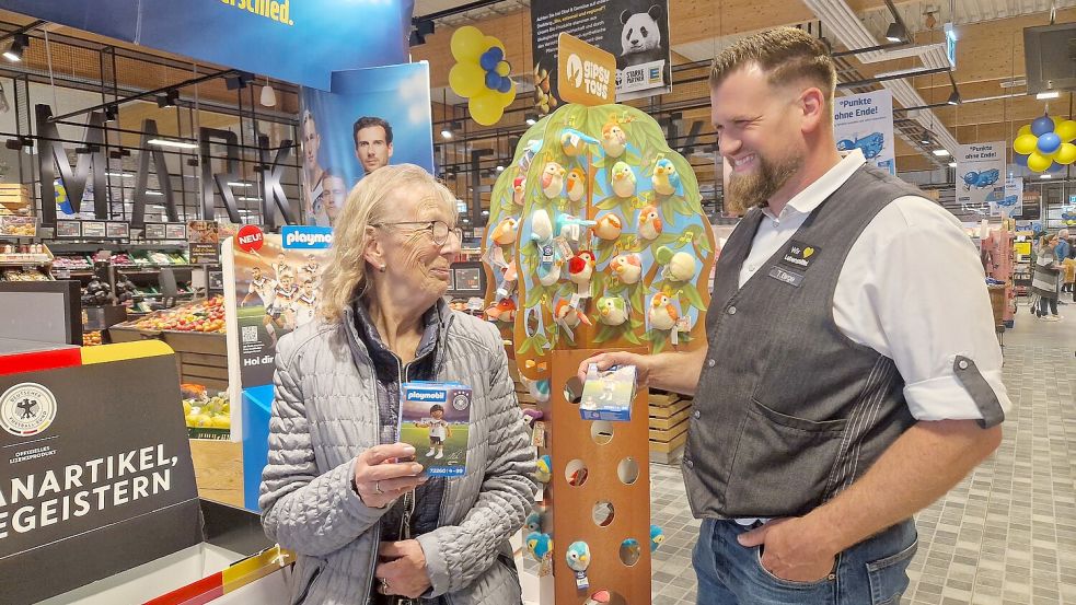 Stammkundin Käthe Boelen spricht Tim Berge mit einer speziellen Frage an und bekommt sofort Hilfe. Foto: Tatjana Gettkowski