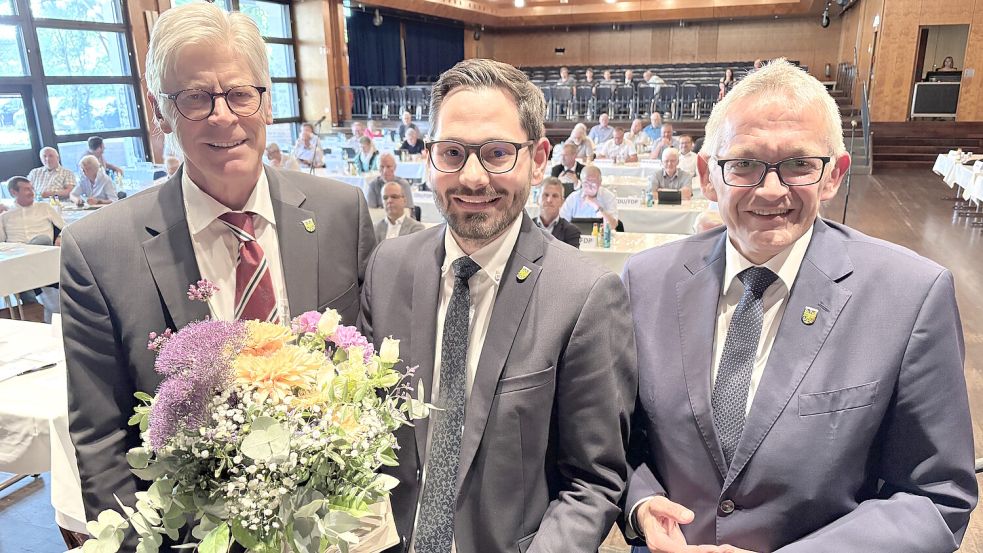 Der Auricher Kreistagsvorsitzende Kuno Behrends (links) und Landrat Olaf Meinen (rechts) gratulierten dem frisch gebackenen Kreisrat Eiko Ahten (Mitte) zur Wahl.Foto: Aiko Recke