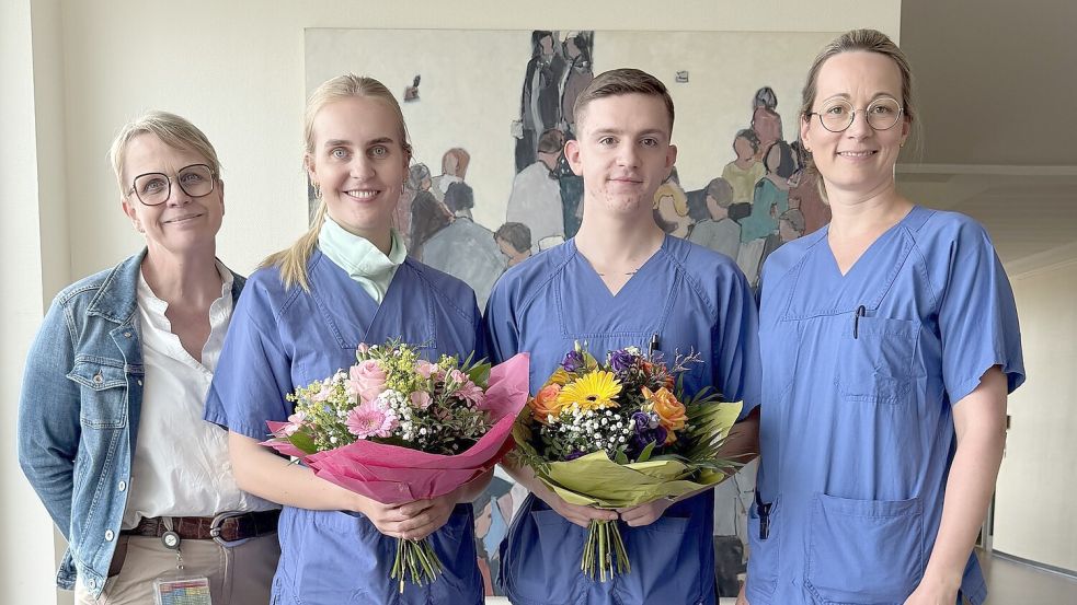 Heike Kliegelhöfer (links), Pflegedirektorin am Klinikum Leer, und Anästhesie-Teamleiterin Eva Hawlik (rechts) freuen sich über den Erfolg von Alina Folkerts und Daniel Krenik. Foto: Klinikum Leer