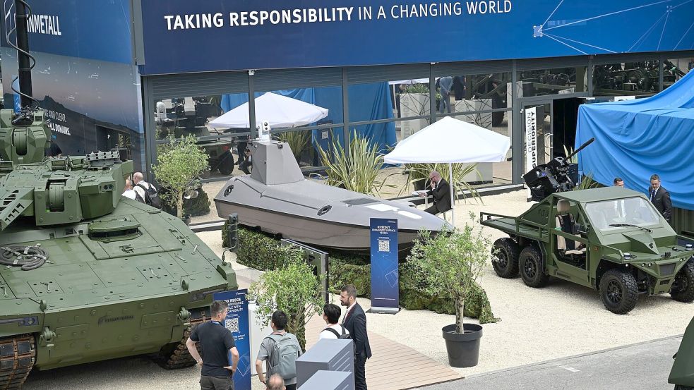 Blick auf den Rheinmetall-Messestand bei der Eurosatory - es waren nicht nur Panzer und andere Militärfahrzeuge zu sehen, sondern auch ein kleines Schiff, und zwar ein Drohnenboot. Foto: Wolf von Dewitz