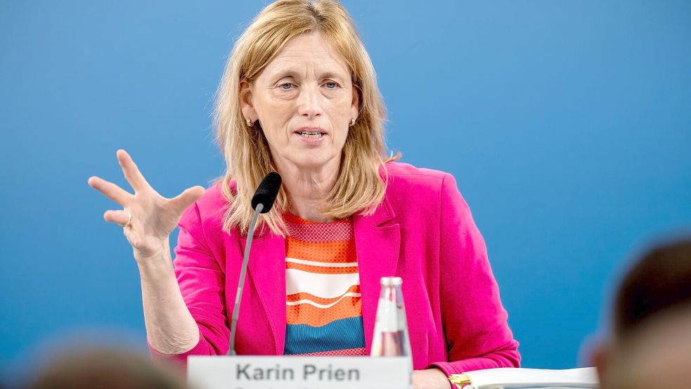 Familienministerin Prien ist für eine gesetzliche Altersgrenze von 13 Jahren für die eigenständige Nutzung eigener Social-Media-Konten. Foto: Michael Kappeler/dpa