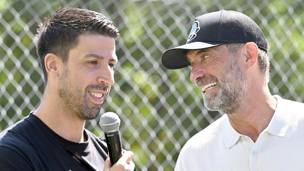 Jürgen Klopp (r.) beim Plausch mit 2014er-Weltmeister Sami Khedira. Foto: Federico Gambarini