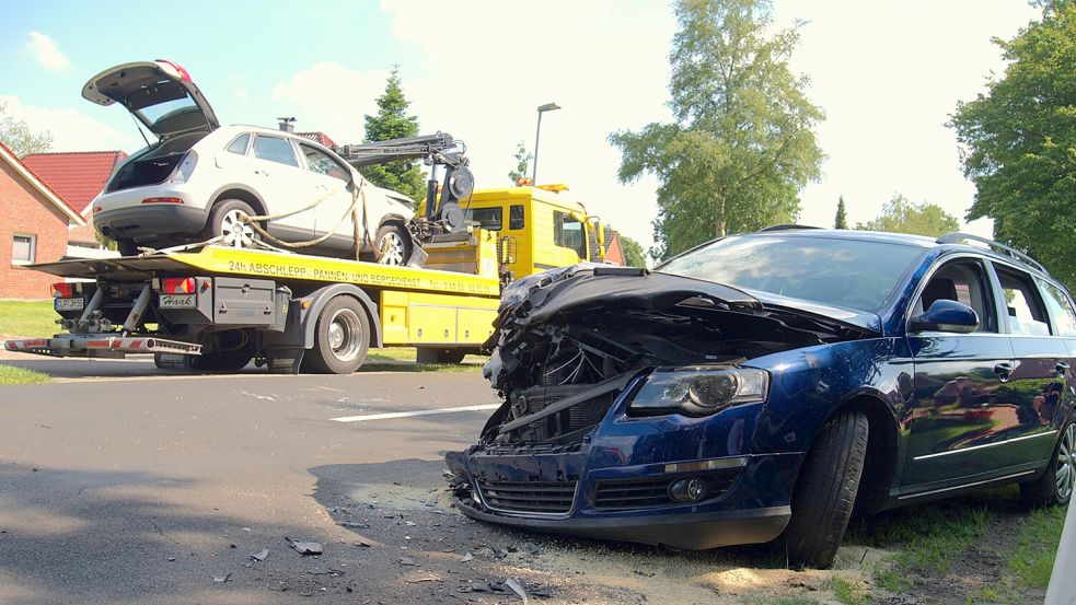 Beide Wagen mussten nach einem Unfall in Idafehn abgeschleppt werden. Foto: Daniel Grüneke
