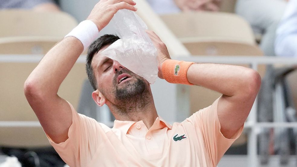 Auch Profisportler haben mit der Hitze zu kämpfen: Tennis-Star Novak Djokovic. Foto: Dimitar Dilkoff/AFP/dpa