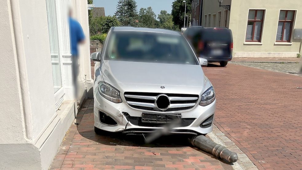 Die 74-Jährige überfuhr bei einem Ausweichmanöver mit ihrem Auto in Weener zwei Poller. Foto: Polizei