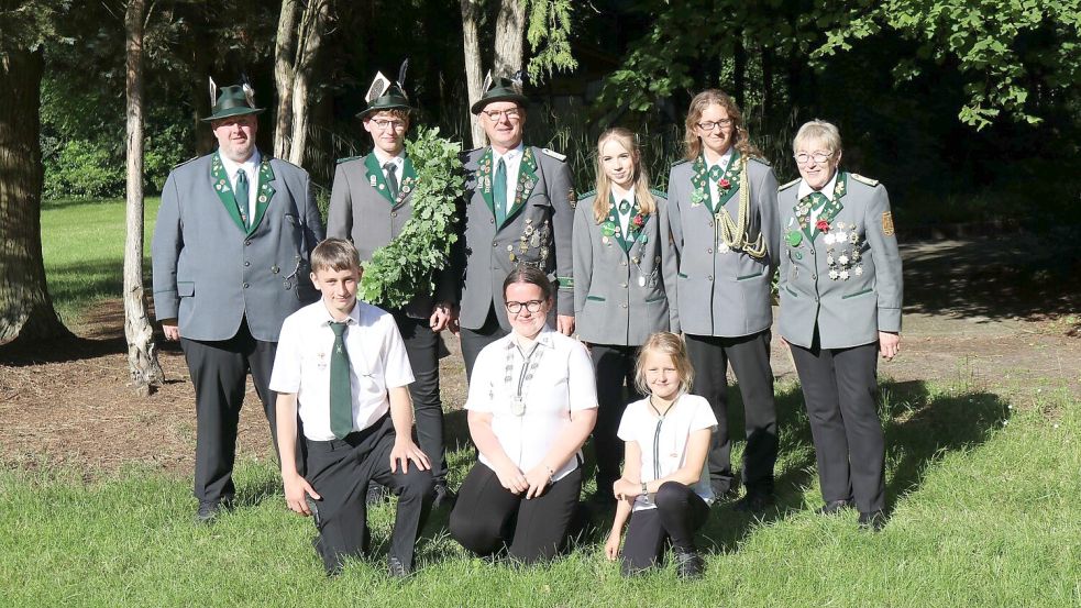 Den Schützenthron in Uplengen bilden (stehend, von links): erster Adjutant Jan-Riepke de Buhr, König Christian Buhr, zweiter Adjutant Günter Buhr, erste Adjutantin Leonie Kischkies, Königin Ute Bruns und zweite Adjutantin Elke Grotlüschen. Vorne kniet das Jugendkönigshaus: erster Adjutant Justin Lindenbeck (links), Königin Anjana Störmer und Laserkönigin Luna Lindenbeck. Foto: Hannah Lehmann