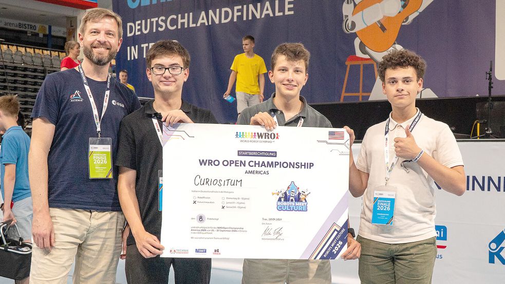 Unterstützt von Physiklehrer Sebastian Bongarz haben sich Karsten, Mateo und Lucas als Team „Curiositum“ in Trier für die Open Championship Americas in Kalifornien qualifiziert. Foto: privat