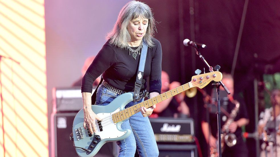 Suzi Quatro steht seit mehr als 50 Jahren mit ihrem Bass auf der Bühne. Vor allem in den 1970er Jahren hatte sie zahlreiche Hits. Foto: Melchert Stromann