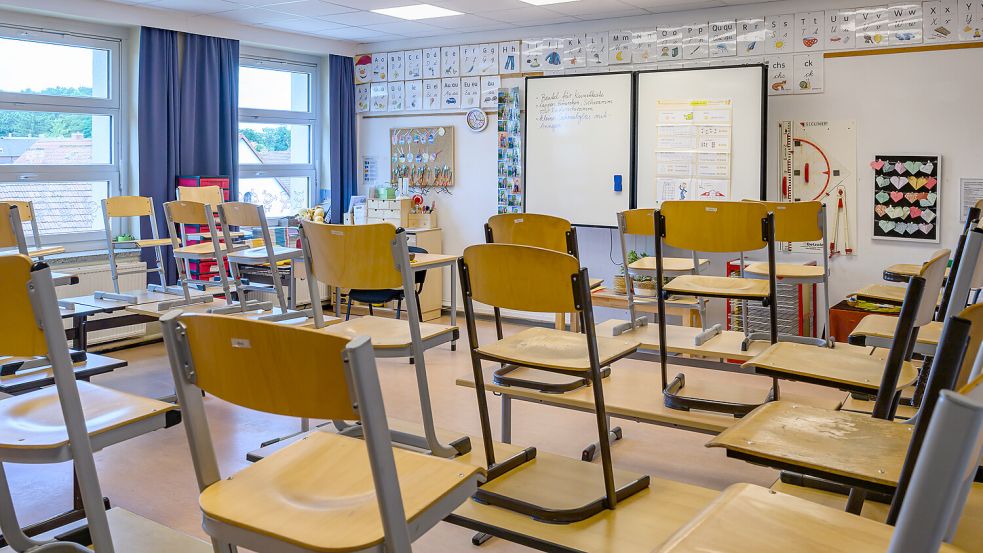 Viele Klassenräume in Ostfriesland blieben am Freitag leer: Mehrere Schulen hatten den Kindern Hitzefrei gegeben. Symbolfoto: Patrick Pleul/DPA