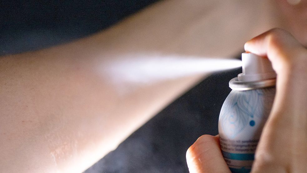 In einer Challenge ging es bei Social Media darum, sich eine Hautstelle besonders lange mit Deo einzusprühen. Ein Trend, vor dem im Landkreis Aurich gewarnt wurde. Foto: DPA