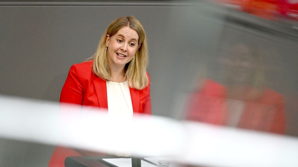 Bauministerin Verena Hubertz beschreibt die Vision von grüneren Städten durch ihr geändertes Baurecht. Foto: Elisa Schu