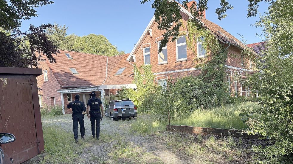 Nachdem am Montag in Schirum ein lebensgefährlich verletzter 20-Jähriger gefunden worden war, durchsuchten Polizeibeamte dieses Haus am Grünen Weg. Foto: Karin Böhmer