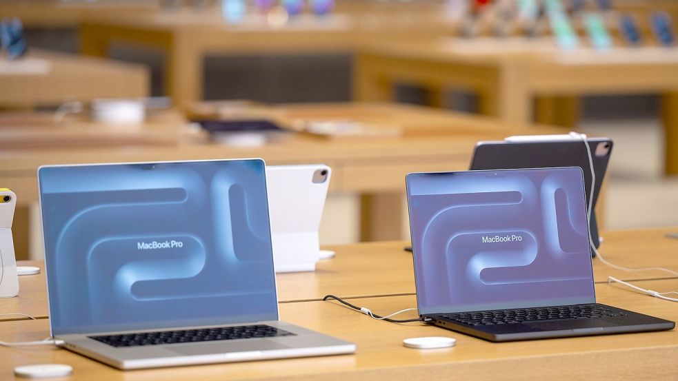 Beim MacBook Pro - das auch mehr Speicher hat - fallen die Preissteigerungen deutlich aus. (Archivbild) Foto: Monika Skolimowska