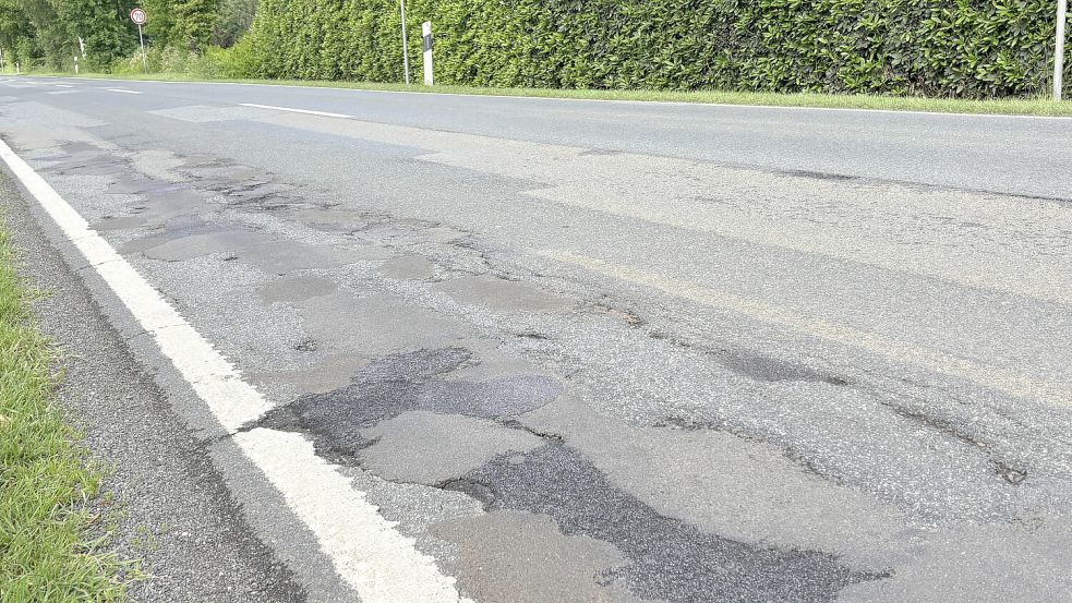 Die Oldersumer Straße, hier ein Abschnitt in Aurich-Rahe, ist in einem schlechten Zustand.Foto: Aiko Recke