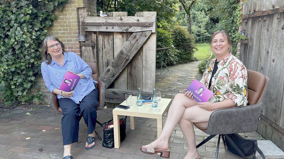 Es war wirklich heiß: Die Redakteurinnen Petra Herterich (links) und Kristina Groeneveld kamen beim Frau-am-Freitag-Stammtisch ganz schön ins Schwitzen. Foto: Laura Peters