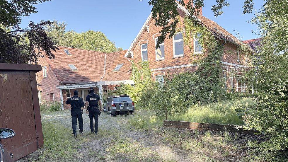 Nachdem am Montag in Schirum ein lebensgefährlich verletzter 20-Jähriger gefunden worden war, durchsuchten Polizeibeamte dieses Haus am Grünen Weg. Foto: Karin Böhmer
