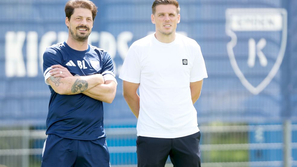 Björn Lindemann (links) ist seit Montag auf der Kommandobrücke bei Kickers. Bastian Dassel ist noch immer dabei, aber nicht mehr als Co-Trainer. Er übernimmt nun wieder mehr Aufgaben rund um die Mannschaft. Foto: Jens Doden/Emden