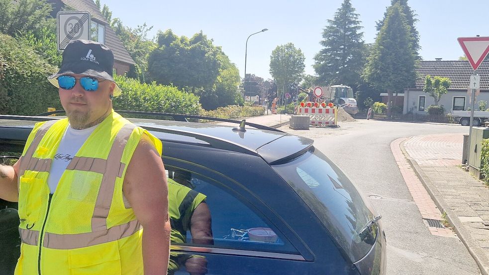 Rolf Ottenberg von der Sicherheitsfirma hatte die Zufahrt der Straße bereits am Donnerstagnachmittag abgesperrt, nachdem die Bauarbeiter mehrfach durch Raser in Gefahr gebracht wurden. Foto: Tatjana Gettkowski