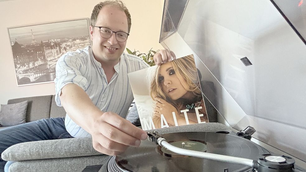 Mit der neuesten Schallplatte „24/7“ von Schlagersängerin Maite Kelly stimmt Christian Behrends sich auf ihr Konzert ein. Am Sonnabend, 27. Juni 2026, tritt sie auf der Freilichtbühne Wiesmoor auf. Foto: Susanne Ullrich