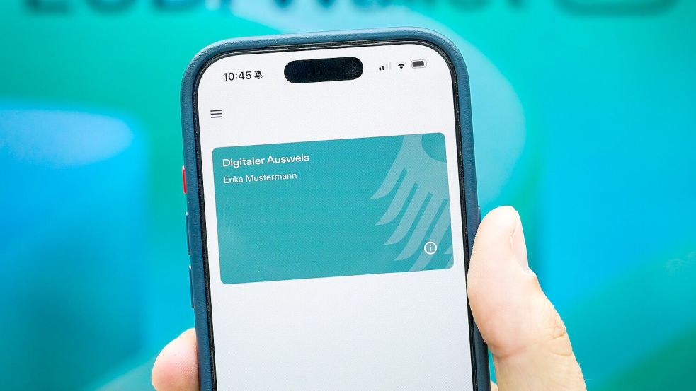 In einer Wallet auf dem Handy könnten bald „digitale Zwillinge“ von Ausweis, Führerschein und Co. gespeichert werden. (Symbolbild) Foto: Soeren Stache