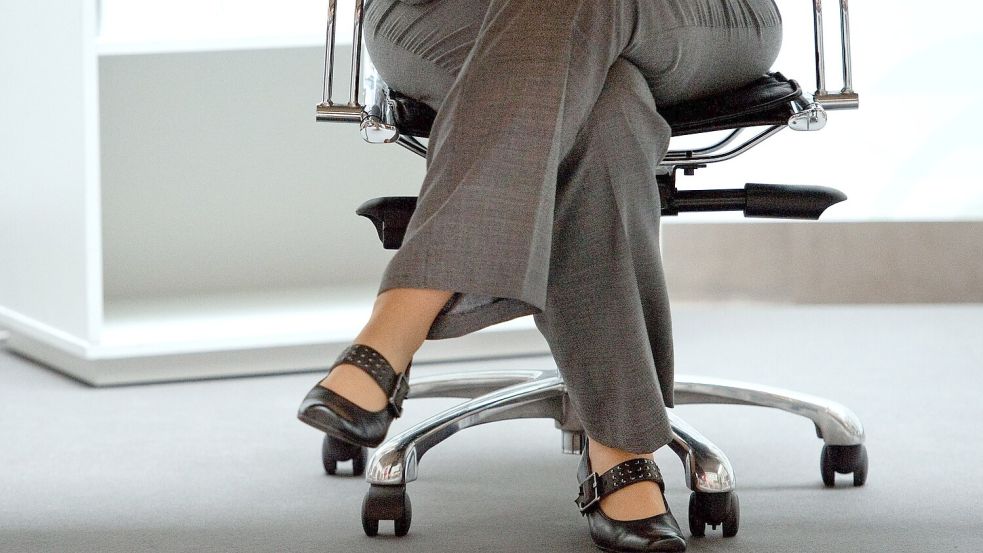 Wer lange sitzt, sollte nach Forschermeinung zwischendurch Geh-Pausen einlegen. (Illustration) Foto: Robert Schlesinger/dpa-Zentralbi