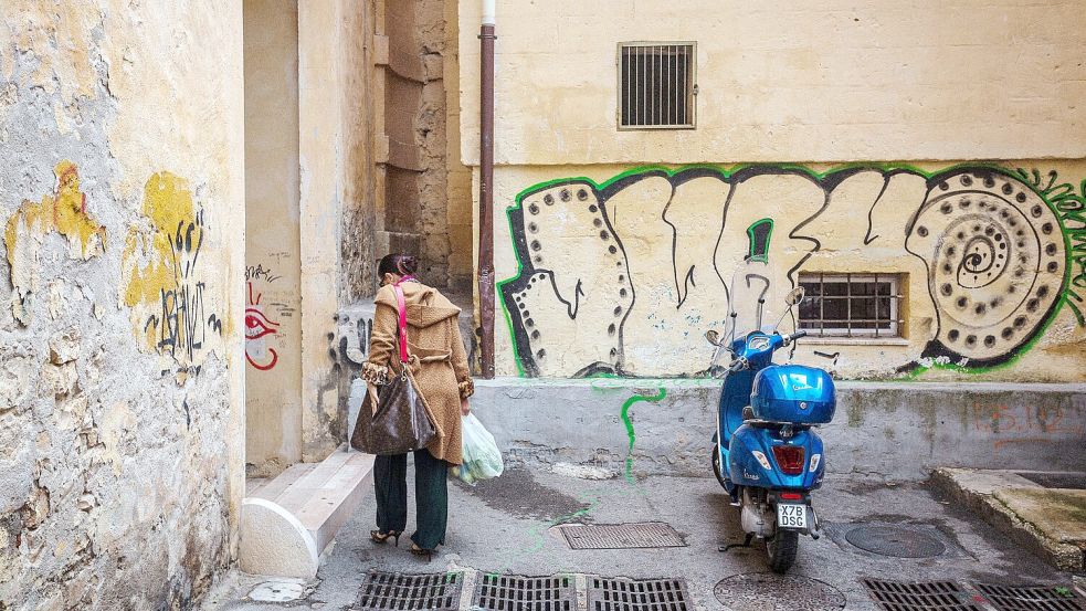 Die Vespa - für viele Italiener Begleiter im Alltag. (Archivbild) Foto: Fernando Gutierrez-Juarez/dpa-Ze