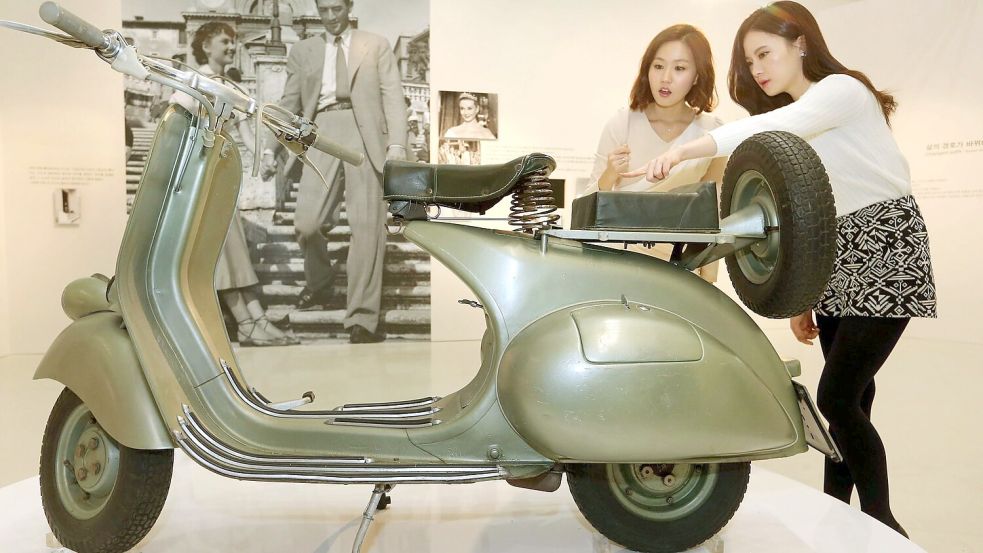 Audrey Hepburn und Gregory Peck cruisten auf der Vespa durch Rom. (Archivbild) Foto: Yonhap