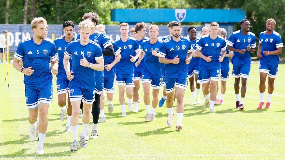 21 von 22 Spielern des neuen Kickers-Kaders haben beim Auftakt-Training am Montag mitgemacht. Der noch verletzte Sandro Plechaty schaute zu. Foto: Jens Doden, Emden