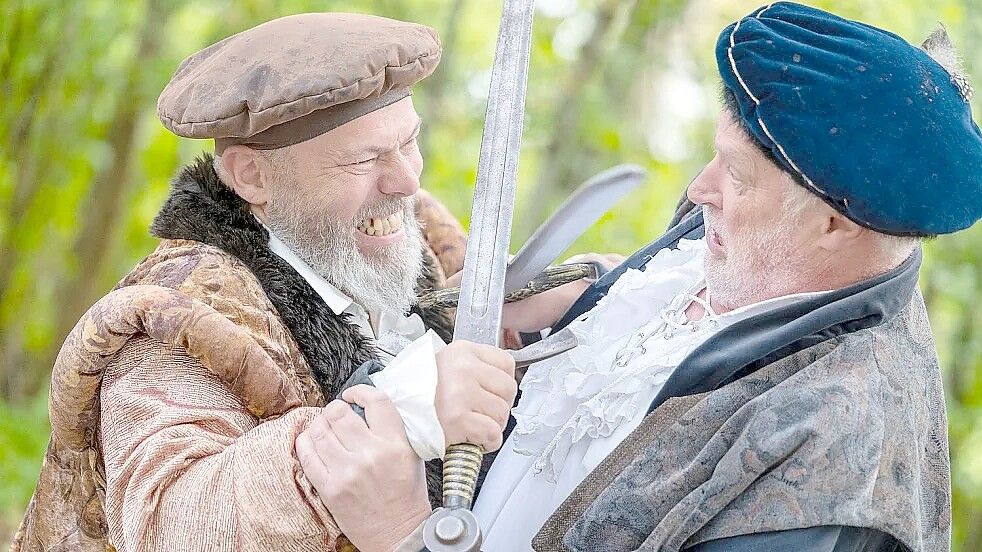 Dirk Langerenken (links, in der Rolle von Häuptling Iko Onneken) und Johann Mühlenbrock (Edo Wiemken) haben sichtbar Freude am gemeinsamen Spiel. Foto: Archiv/Klaus Ortgies