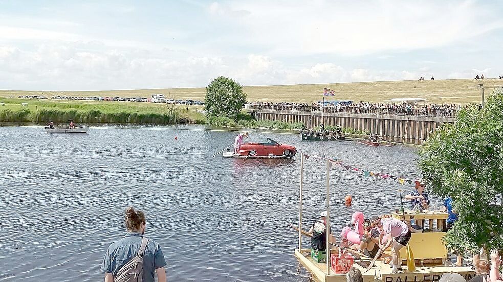 Hunderte von Besuchern säumen das Ufer am Sieltief in Pogum, wenn die Mannschaften beim Badewannenrennen in ihrem fantasievollen Wasserfahrzeugen an den Start gehen. Foto: Frank Ammermann/Archiv