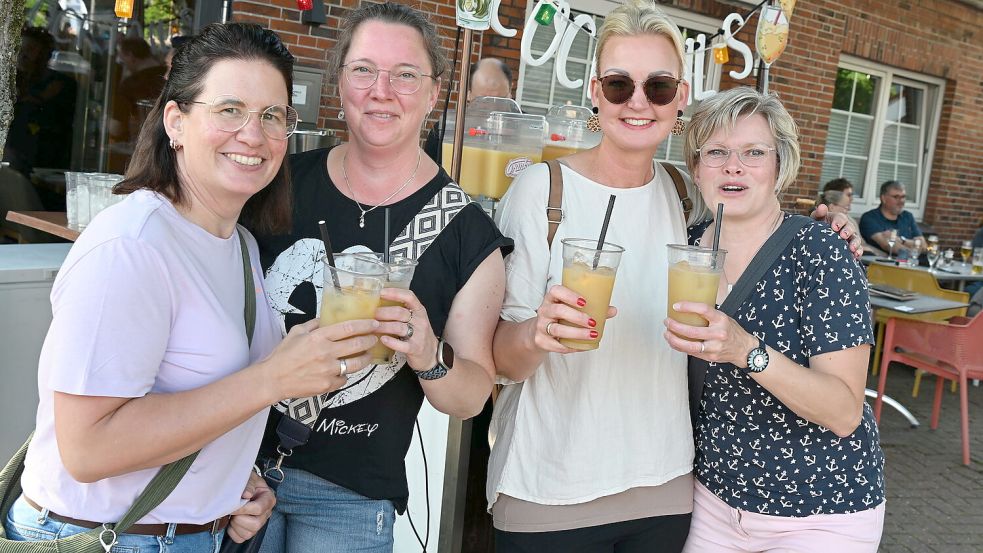 Bei bestem Wetter kamen in Pewsum wieder zahlreiche Besucherinnen und Besucher auf dem Marktplatz zu „Before Sunset“ zusammen. Es gab auch Cocktails. Foto: Heinz Wagenaar