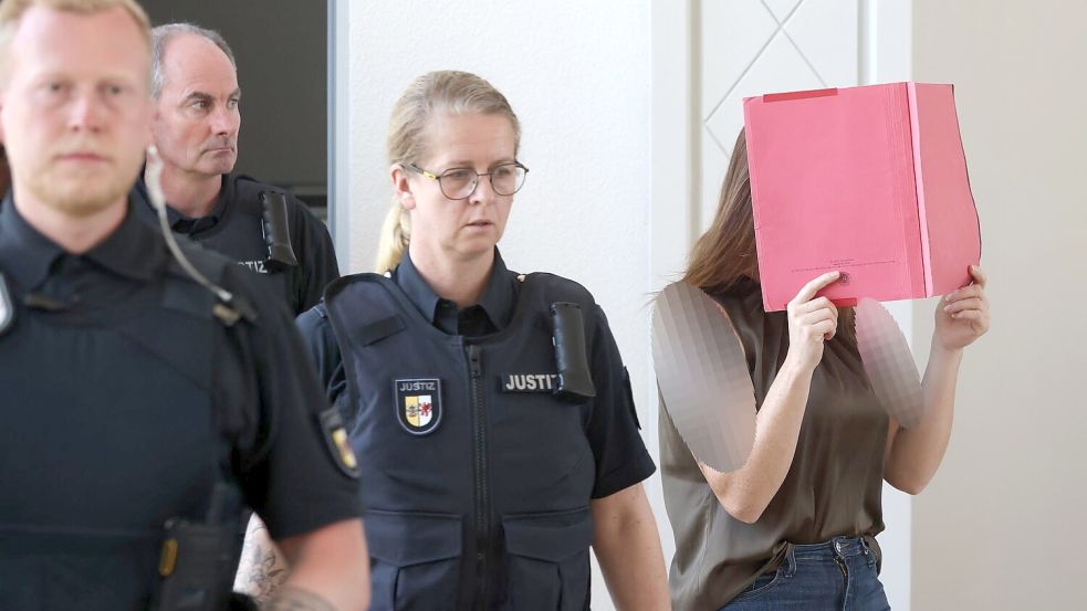 Die Angeklagte schweigt bislang zu den Vorwürfen. Foto: Danny Gohlke/dpa