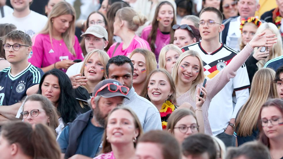 Das Spiel Deutschland gegen Ecuador verfolgten in Emden Hunderte Zuschauer beim Hafentor. Foto: Jens Doden