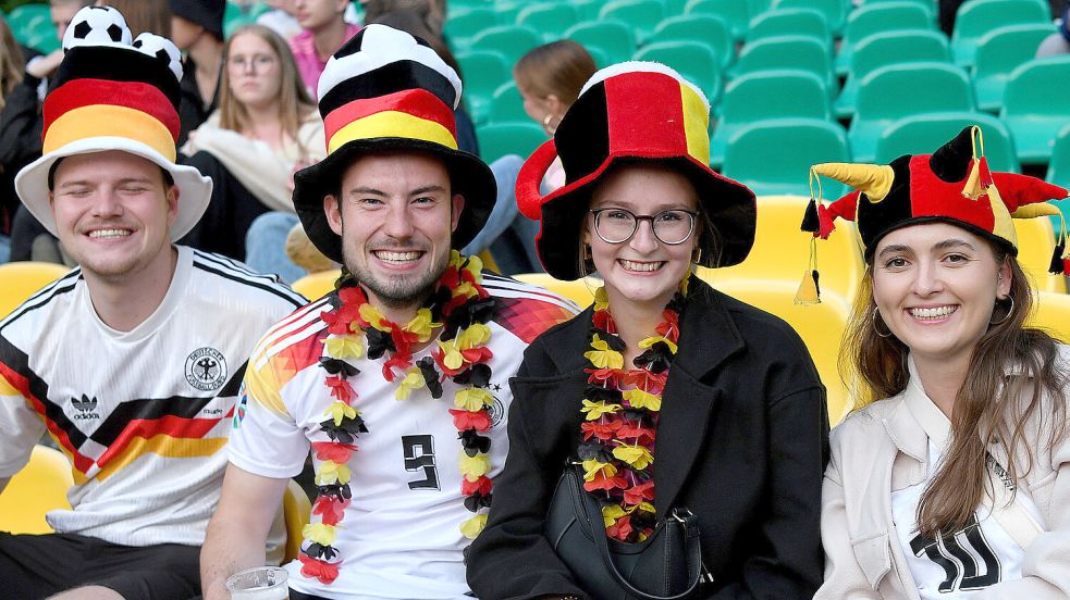Zahlreiche Fans haben sich Donnerstagabend das Spiel von Deutschland gegen Ecuador angeschaut. Fotos: Melchert Stromann