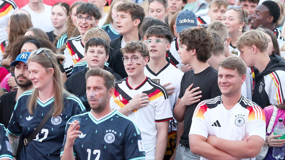 Gespannt schauten viele Zuschauer in Emden das Fußballspiel Deutschland gegen Ecuador. Foto: Jens Doden