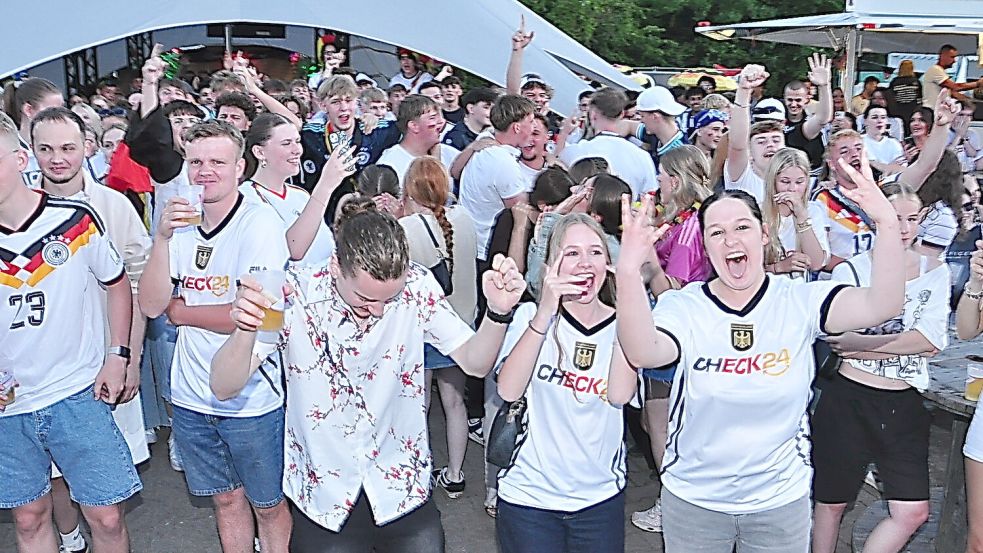 Das frühe Tor von Leroy Sané ließ die Fans beim Public Viewing in Leer jubeln. Foto: Bodo Wolters