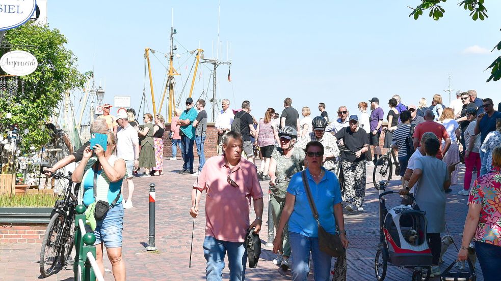 Besonders in den Sommermonaten ist in Greetsiel viel los. Um bei den aktuell hohen Temperaturen trotzdem einen kühlen Kopf zu bewahren, gibt es im Fischerdorf einige Orte zum Abkühlen. Foto: Heinz Wagenaar/Archiv