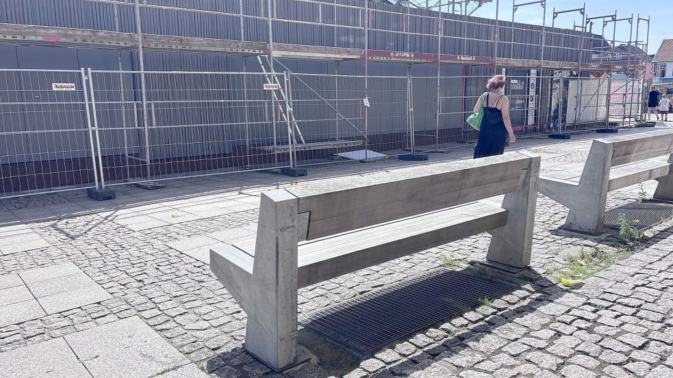 Wie heiß werden die Sitzbänke auf dem Marktplatz in der Sonne? Foto: Christin Wetzel