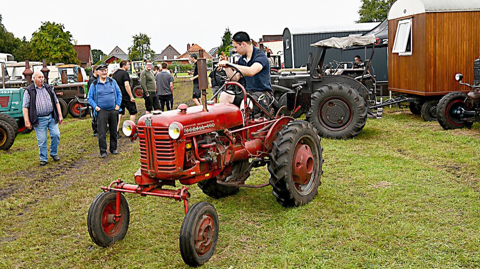 Mit Traktoren wie diesem wurde früher in Ostfriesland das Land bewirtschaftet. Heute sind es bestaunte Exemplare beim Oldtimertreffen in Veenhusen. Foto: Melchert Stromann/Archiv